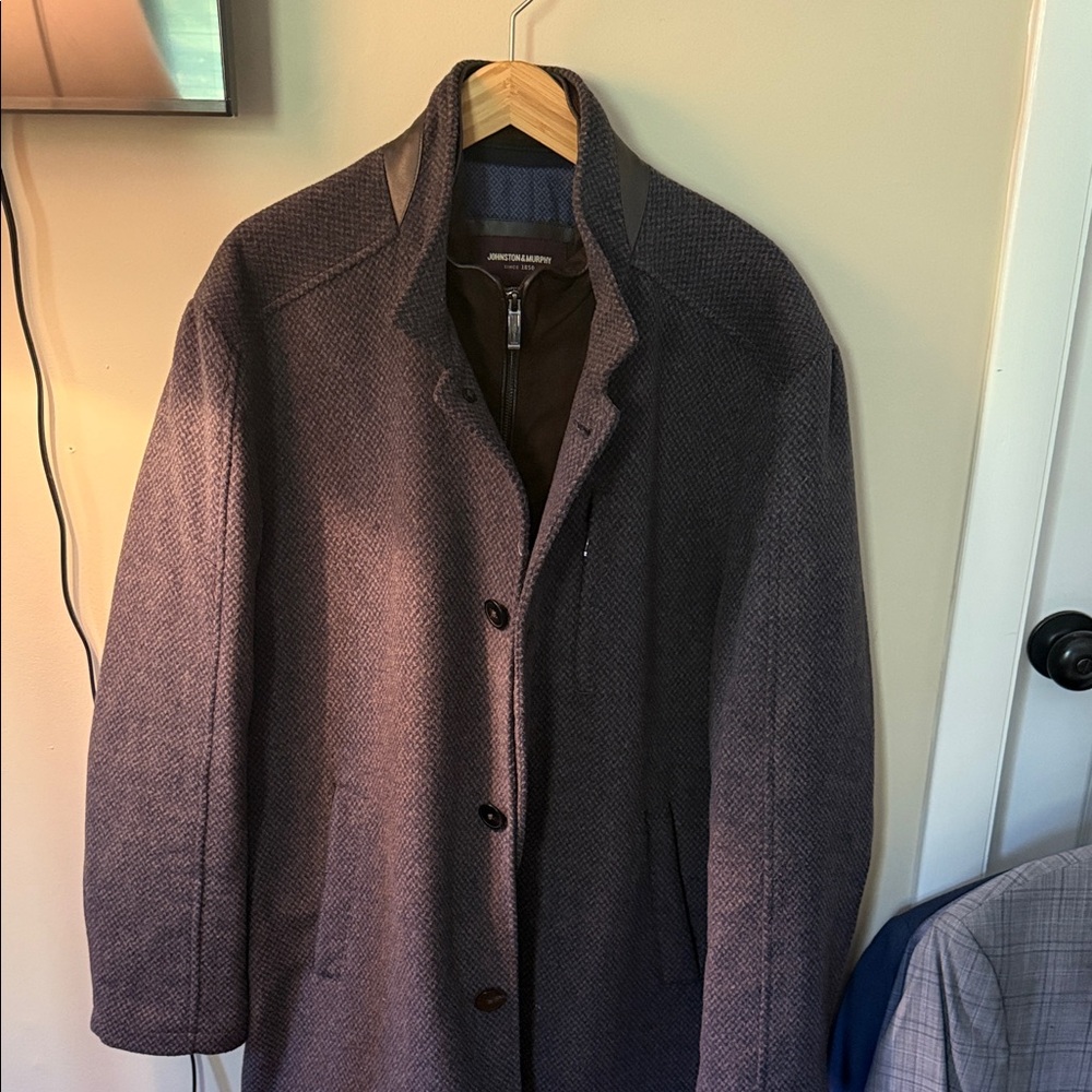 Mens Johnston and Murphy car coat with front bib.